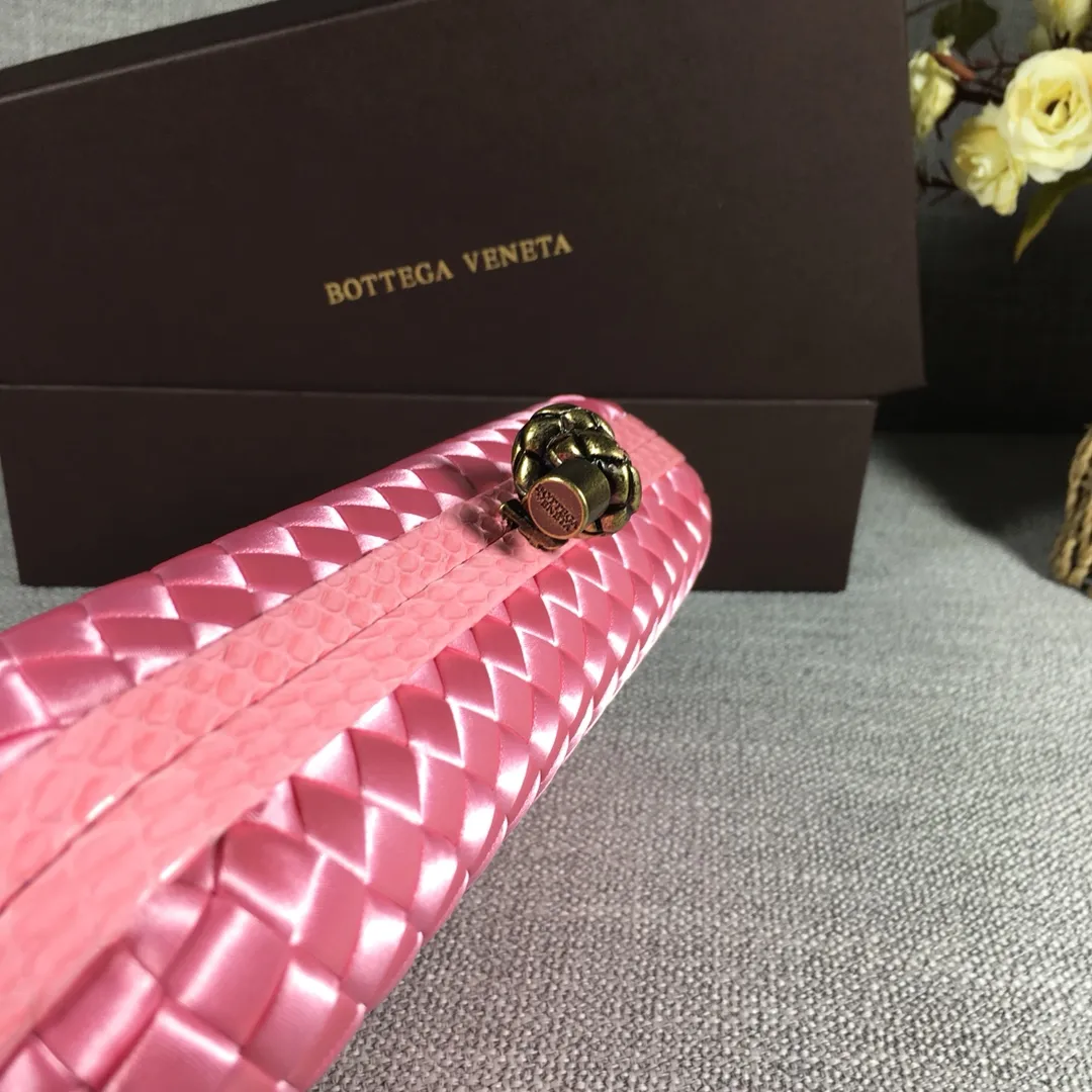 8651 Large Classic Dinner Bag ~~~Snake leather with ribbon ~~~Dense and slippery, not easy to fluff, can hold iPhones of all sizes! Size: 25cm*9.5cm*4cm